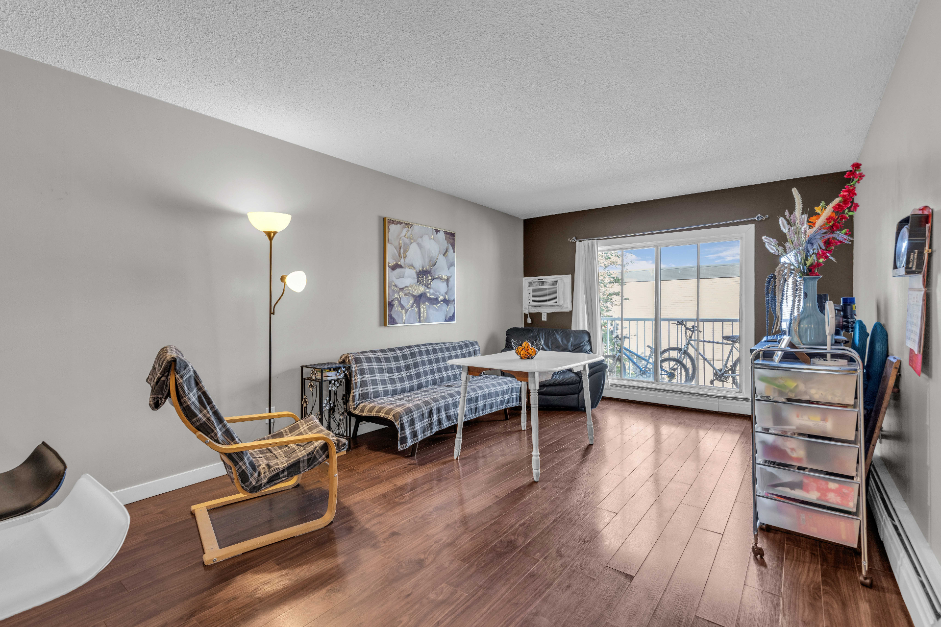 萨大10分钟｜顶楼一房翻新公寓火热出售！—— 林与唐地产 - 6